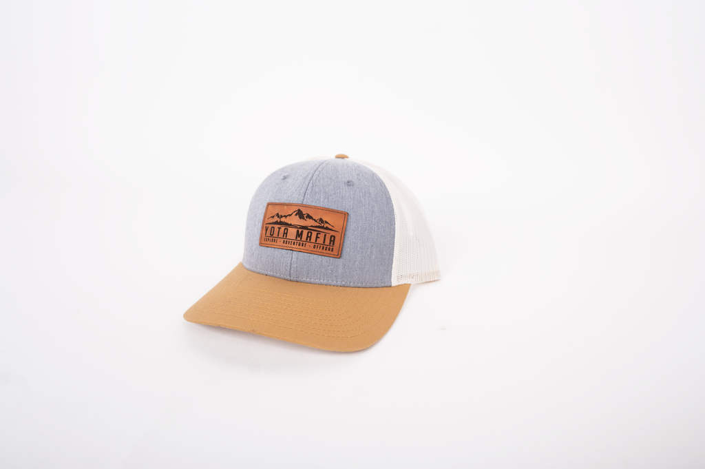 LEATHER PATCH TRUCKER HAT BEIGE/GREY/WHITE